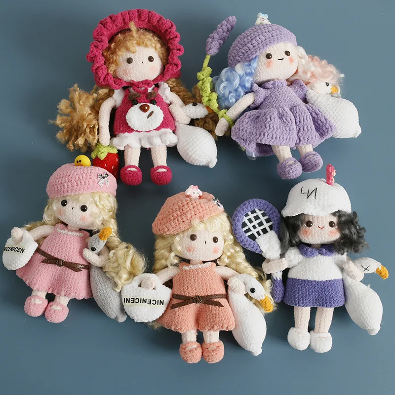 Llavero de Muñeca de Ganchillo Hecha a Mano con Cabello Rizado, Colgante de Bolso Amigurumi para Niña con Atuendos de Moda en Varios Estilos, Regalo para Niñas