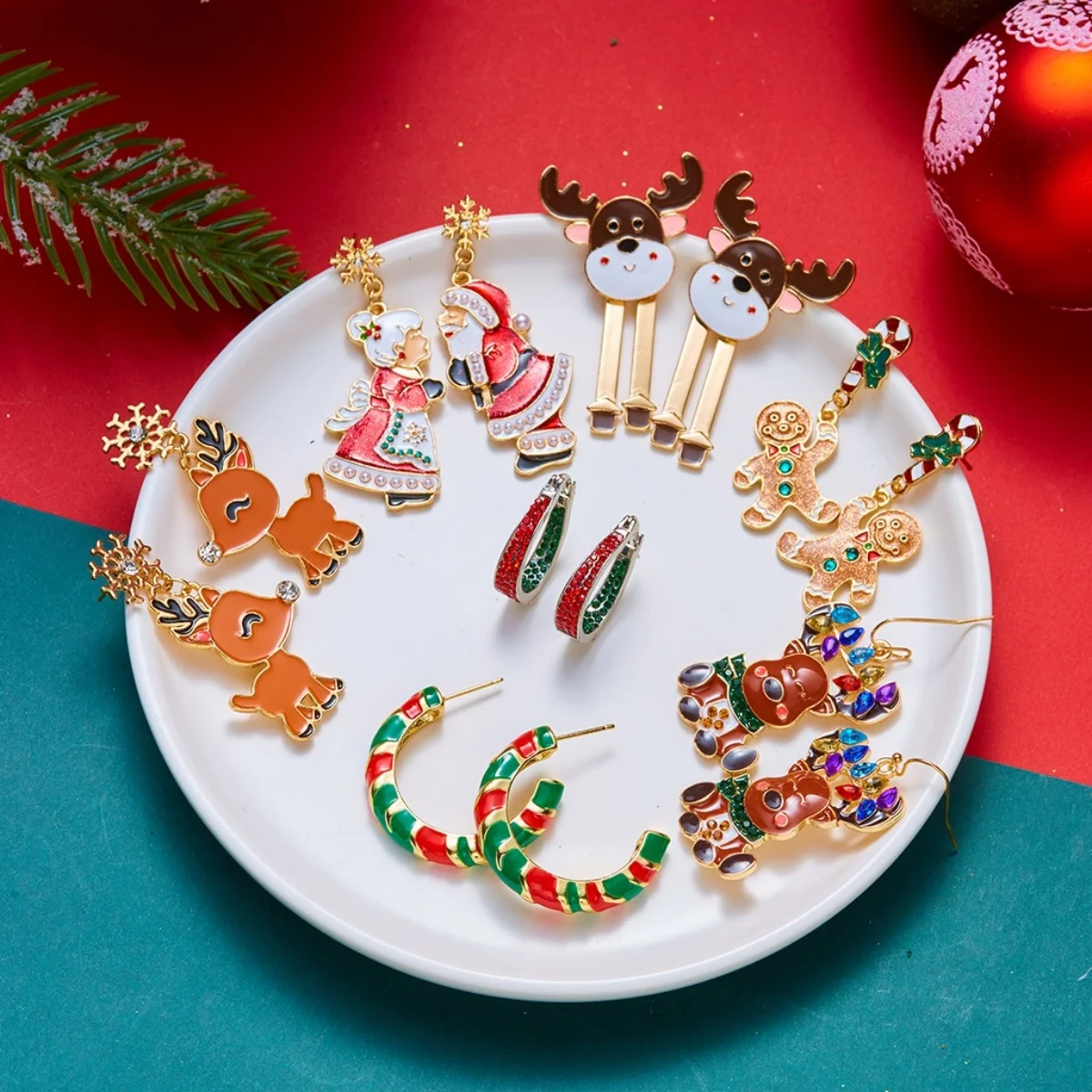 Weihnachtliche Emaille-Ohrringe mit Weihnachtsmann, älterer Dame, asymmetrischem Design, für Damen, mit Motiven von Rentier, Schneeflocke, Lebkuchenmann und Süßigkeiten, Schmuck. – Detail 30