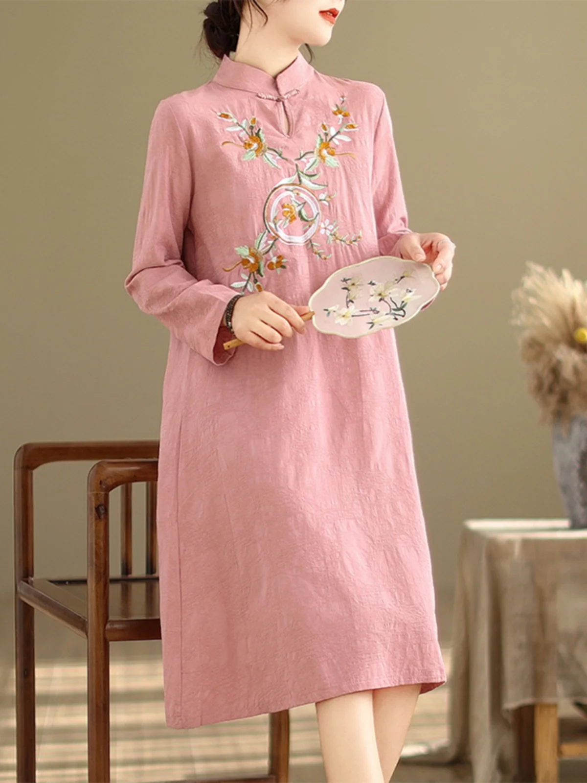 

Retro Embroidered Long Sve Cotton Linen Dr Floral Embroidery Midi Dr Chinese Sle with Button Detail