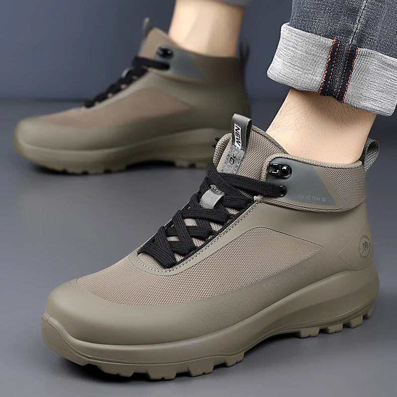 أحذية رجالية عالية الجودة 2025 جديد الخريف في الهواء الطلق تسلق المشي لمسافات طويلة المضادة للانزلاق سميكة القاع ملابس العمل الأحذية للرياضة