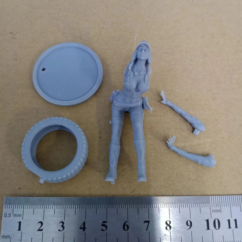 Car Mechanic Resin Figure 1/24 Scale 75mm Assembly Model Kit Unassembled Dioramas Unpainted Statuettes Toys