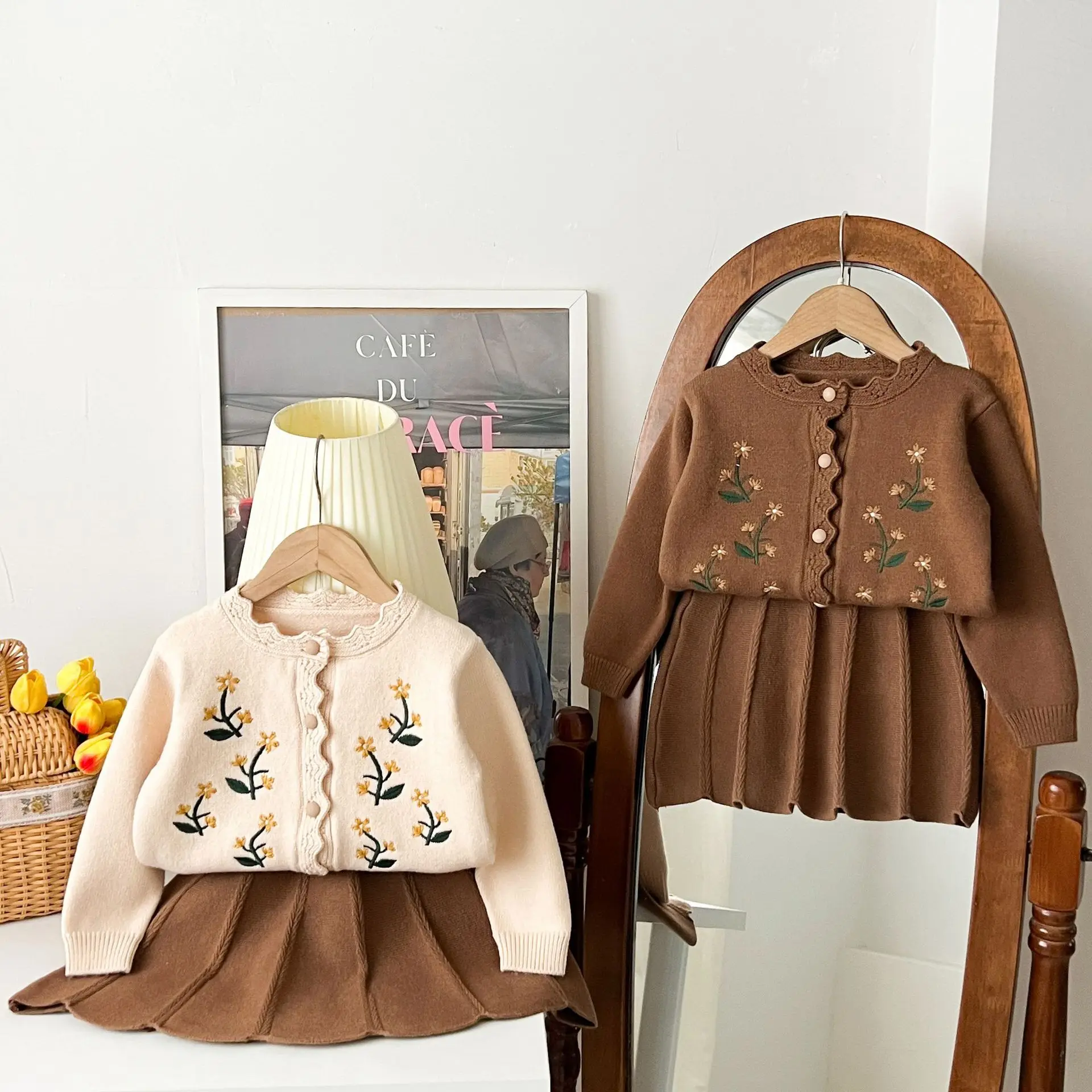 Dziecięcy zestaw swetrowy na jesień i zimę dla dziewczynek, koreańska wersja, nowy haftowany sweter z dzianiny + plisowana spódnica, dwuczęściowy zestaw.