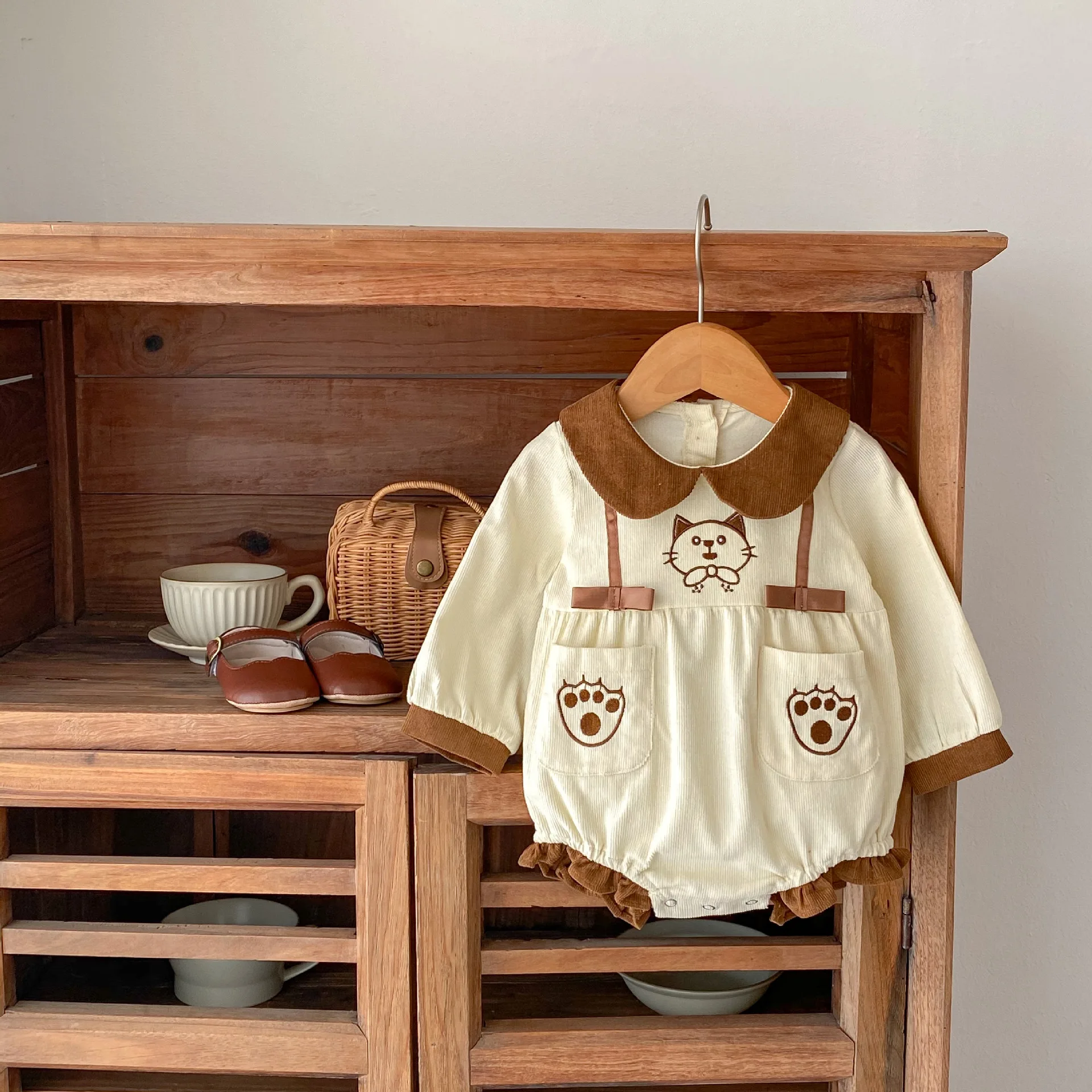 

Autumn New Baby Clothing, 0-2 Year Old Girl Cat Embroidered Doll Neck Long Sleeve Sweetheart Jumpsuit