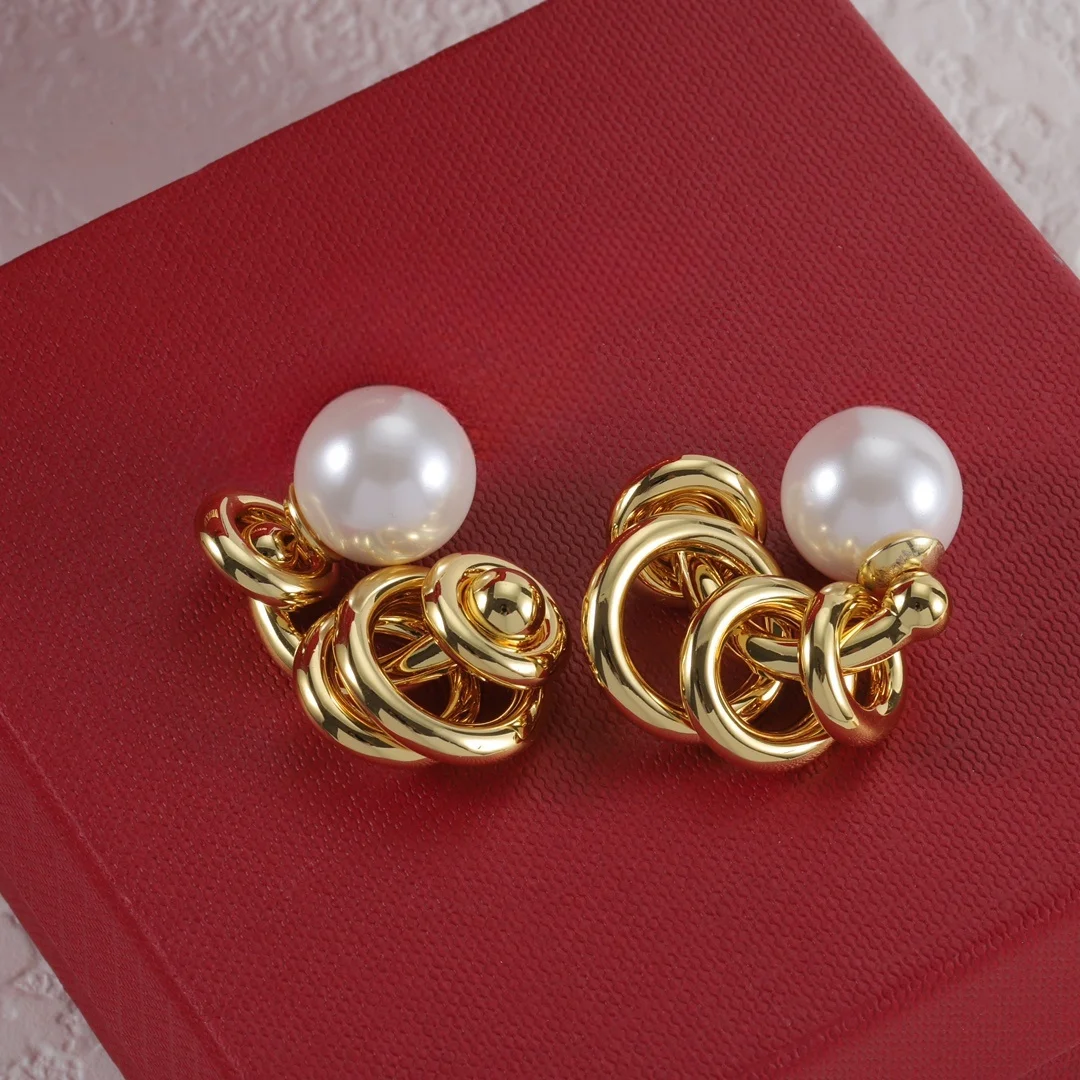 

European and American fashion personality middle pearl twisted spring shape earrings