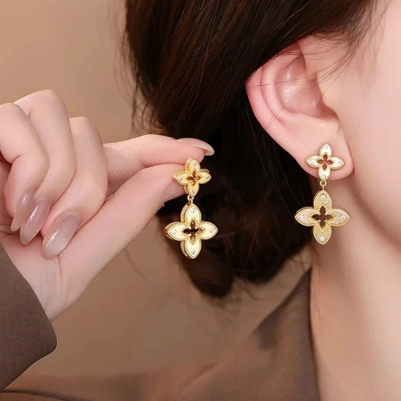 

French Retro-style Hollowed-out Sporadic Floral Stud Earrings, Delicate Anti-allergy Earrings, Fashionable Girl Earrings