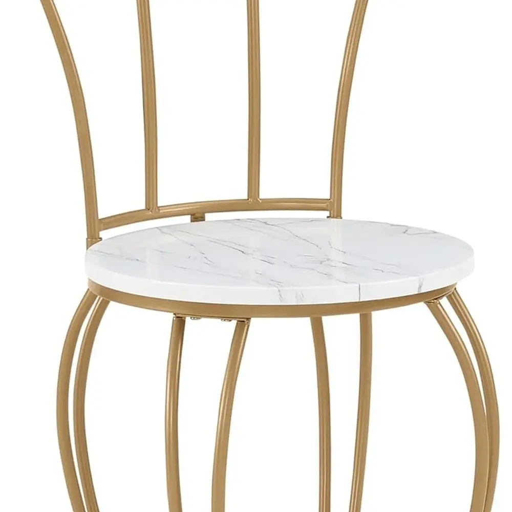 Vintage-Bistro-Set für den Innenbereich im französischen Stil: runder Tisch in Marmoroptik mit goldenen Metallstühlen für Küchen- und Frühstücksecke