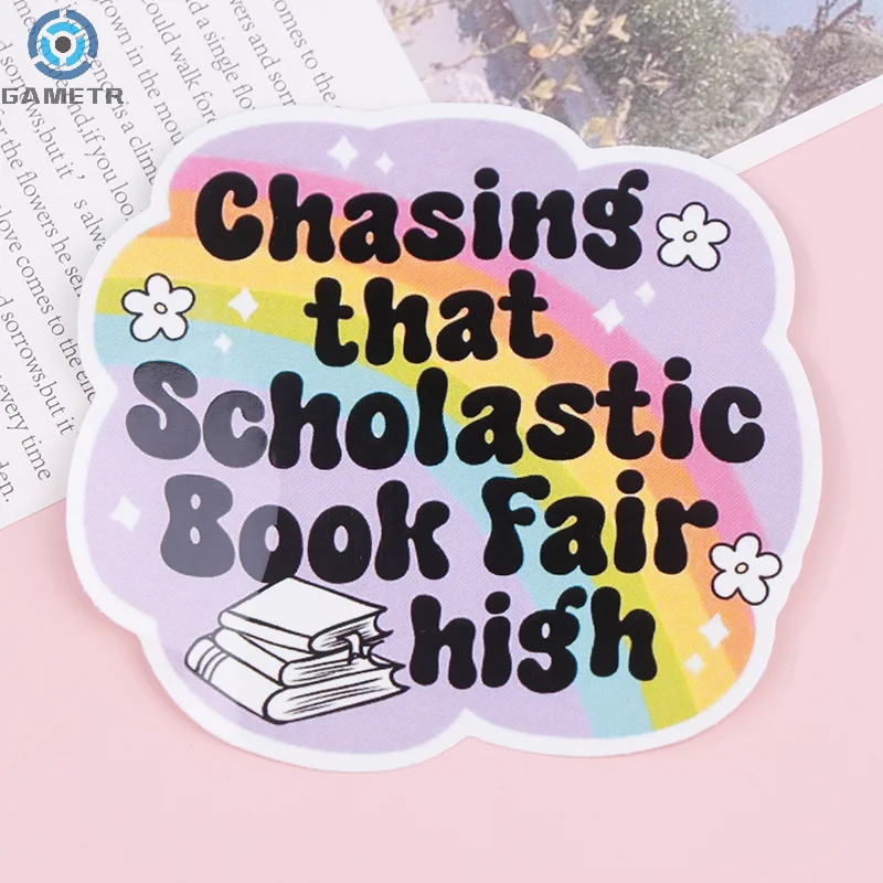 Chasing That Scholastic Book Fair High "decalcomania in vinile durevole per gli amanti dei libri, adesivo resistente alle intemperie per laptop, quaderni, auto