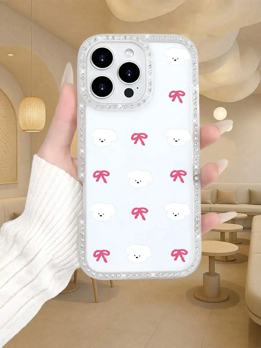 

Fluffy White Puppies With Pink Bows Pattern Phone Case Rhinestone Edge Soft Protective Cover For iPhone 15 14 13 12 11 Pro Max
