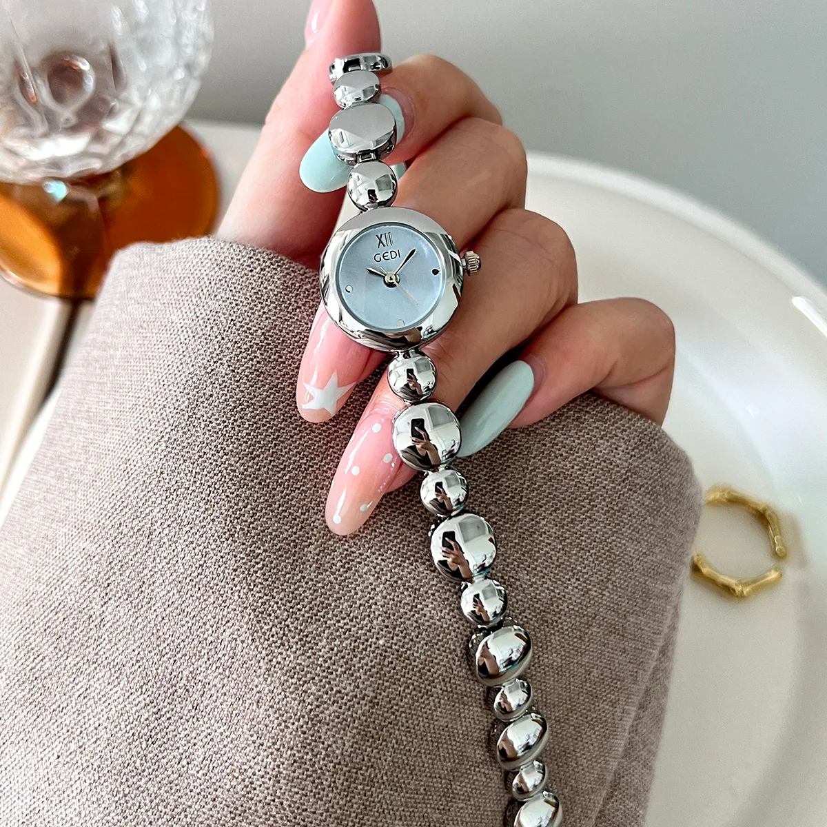 Relógio de pulseira com design de contas pequenas luxo feminino nicho vintage de alta qualidade casual versátil relógio de quartzo aço inoxidável