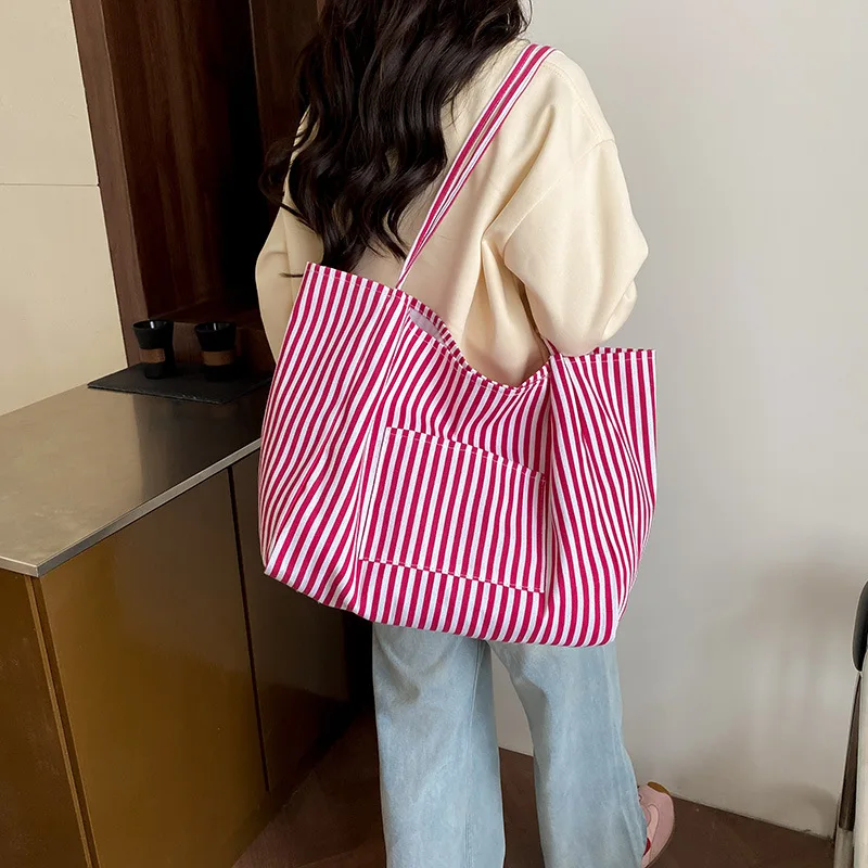 Lässige Damen-Schultertaschen aus Nylon mit gestreiftem Design, vielseitige Damen-Handtasche mit großem Fassungsvermögen, kontrastfarbene Einkaufstasche für Mädchen
