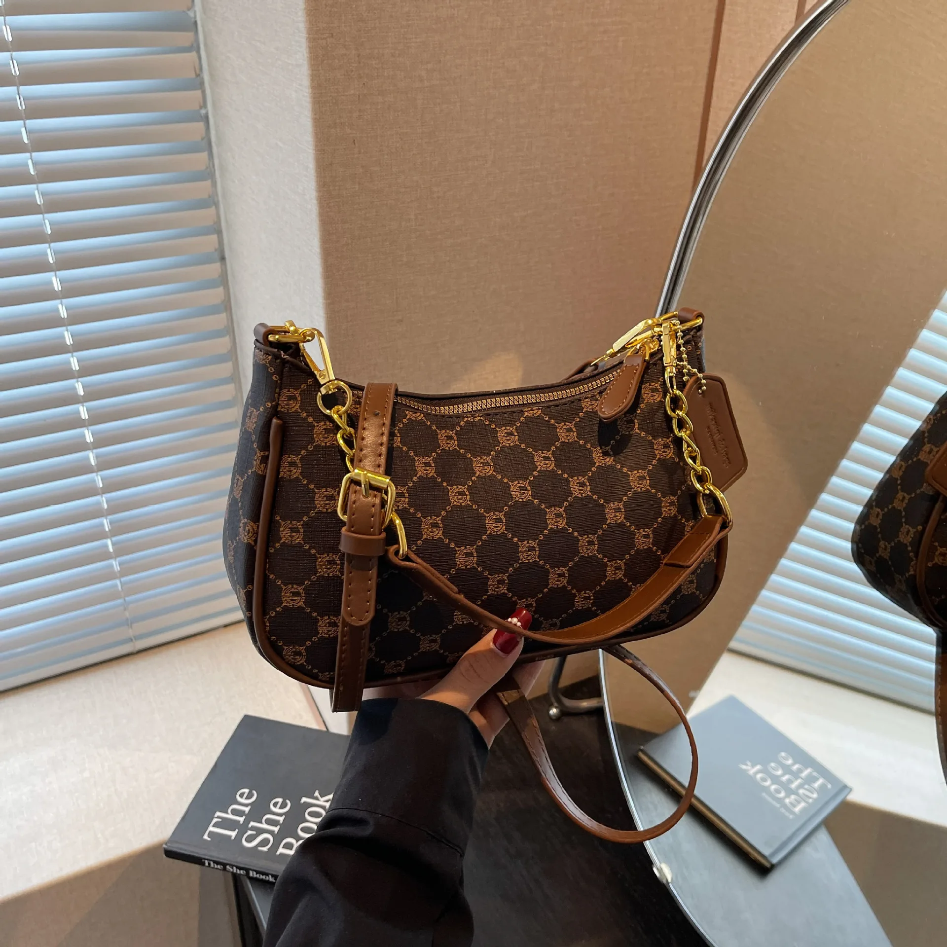 

Роскошная женская сумка, летняя цепочка с принтом, маленькая квадратная сумка на плечо, сумка подмышки, повседневная модная сумка через плечо в стиле ретро, высокое качество