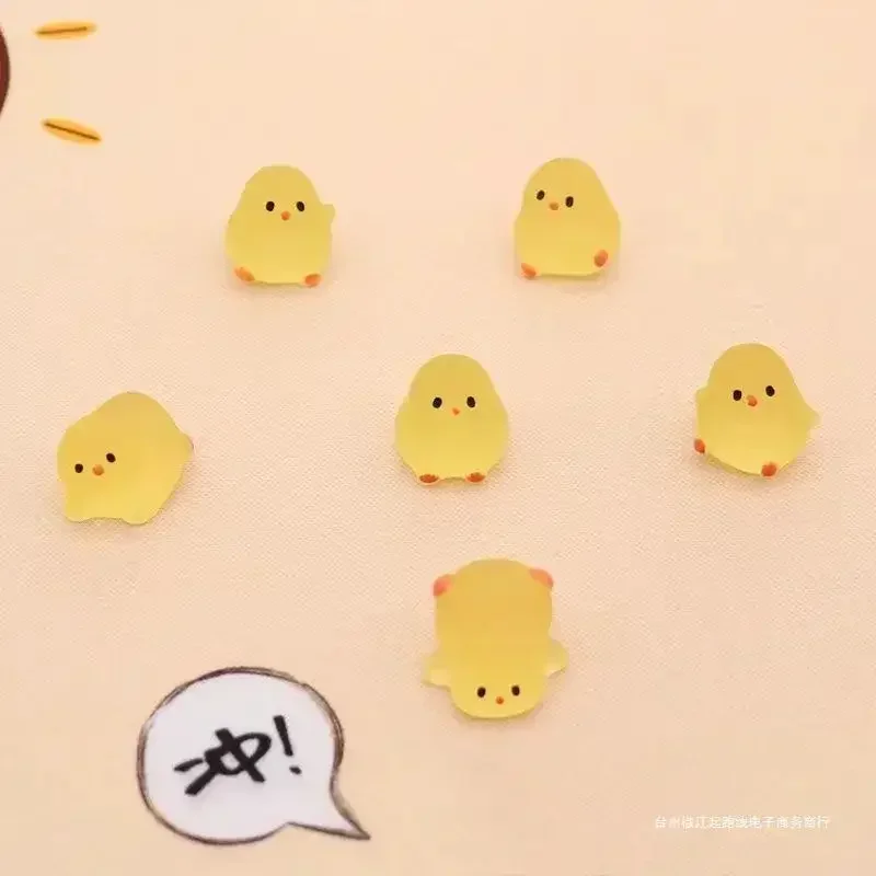 عبوة من 20 قطعة من لعبة الفرخ الصفراء الرائعة لتزيين السيارة، تماثيل صغيرة لملحقات تزيين غرفة العرض المنزلية