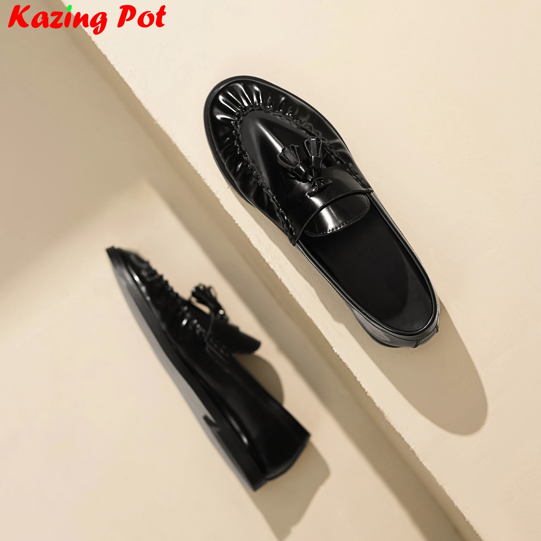 Krazing Pot 2026 piel de vaca punta redonda Slip On zapatos de otoño Retro tacones bajos mocasines plisados marca poco profunda zapatos de tacón de lujo para mujeres maduras