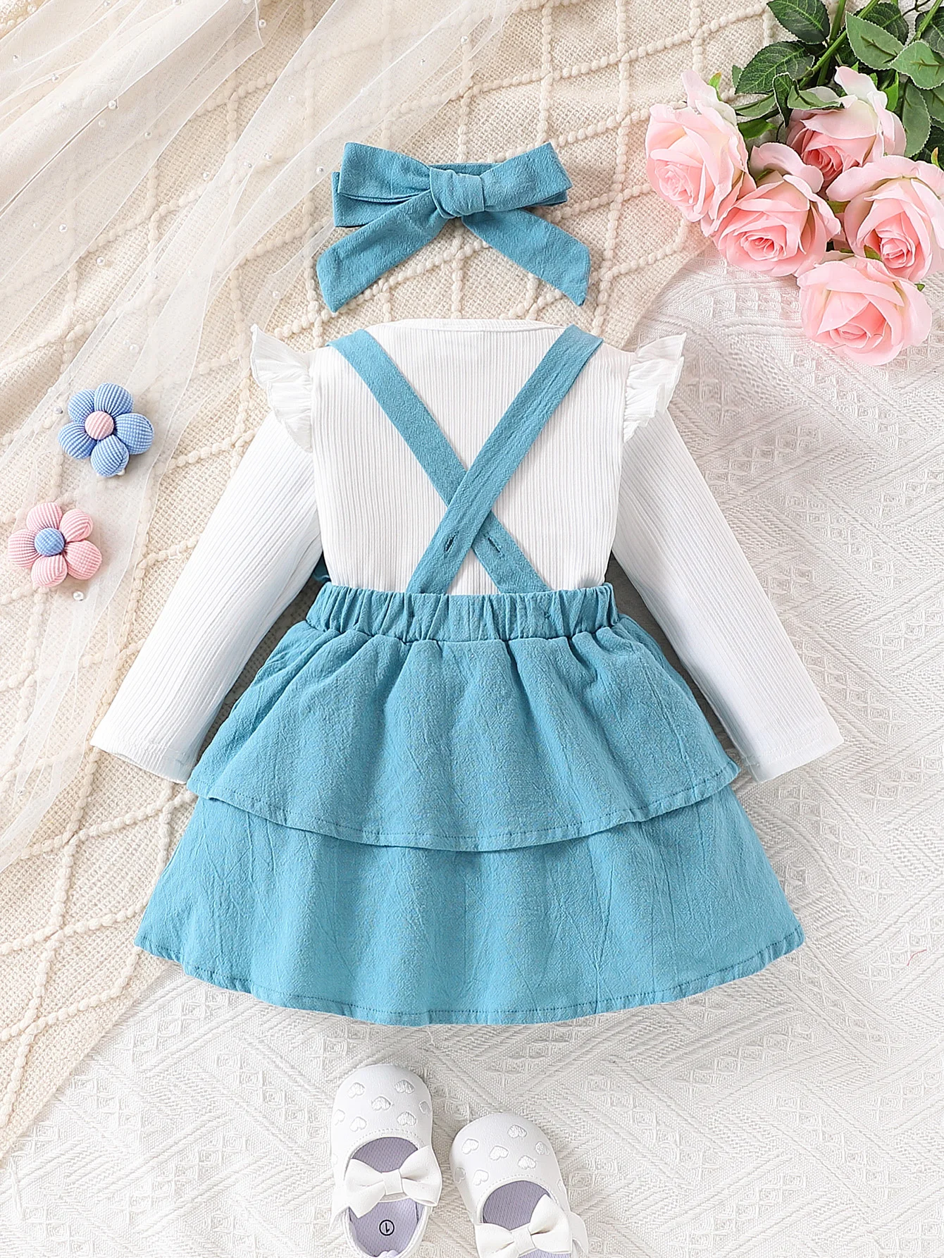 Two piece set of fashionable and cute baby girl fabric with round neck long sleeved jumpsuit and suspender skirt