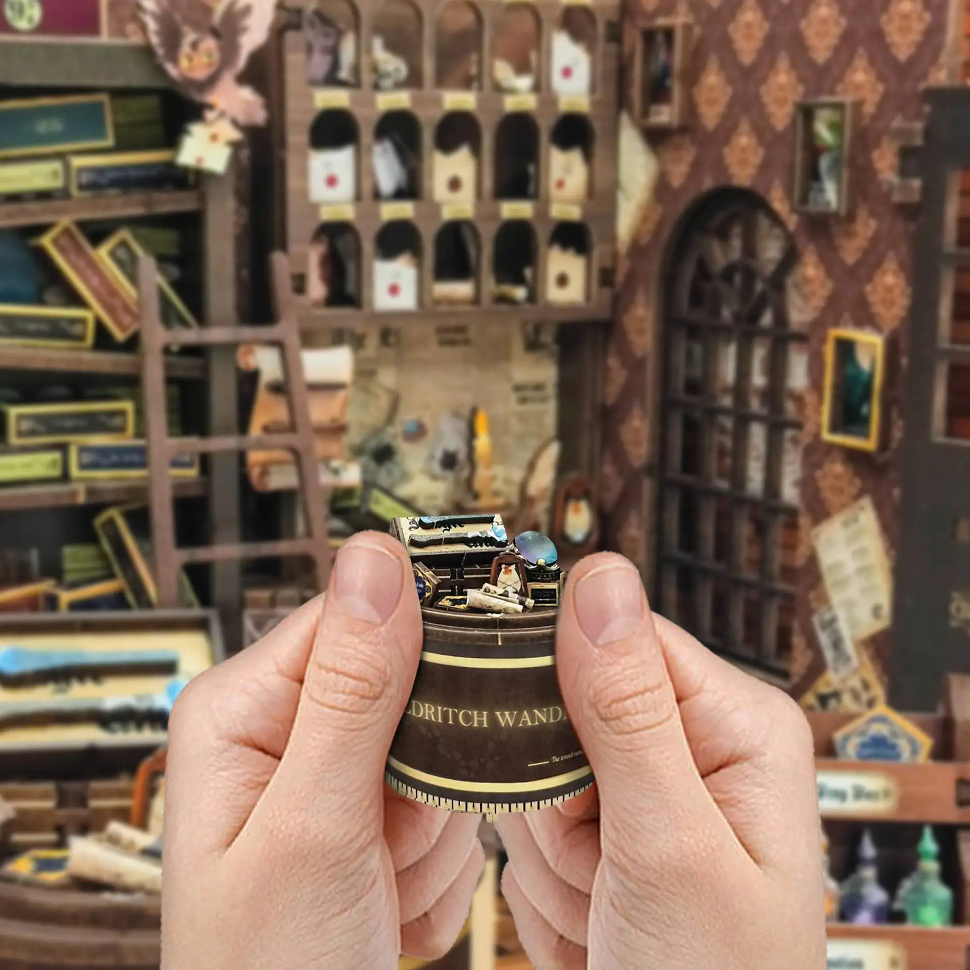 مجموعة OUZEY 3D Vintage Wizard's Shop Book Nook DIY - نموذج متجر سحري مصغر مع تماثيل، هدية ديكور رف الكتب للبالغين