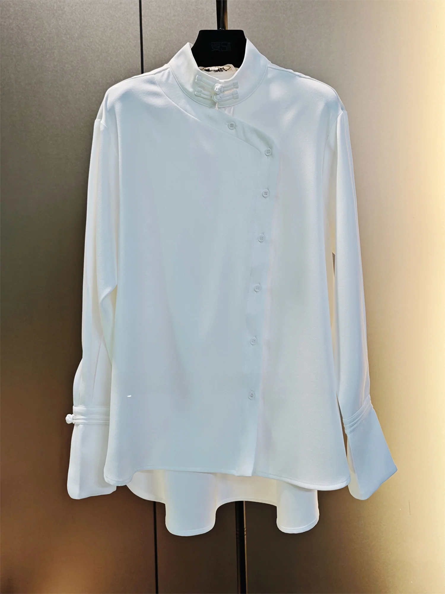 

Элегантная белая женская блузка в китайском стиле: новая коллекция, премиум-класс, национальный тренд, воротник-стойка, роскошная, омолаживающая, модная, износостойкая.