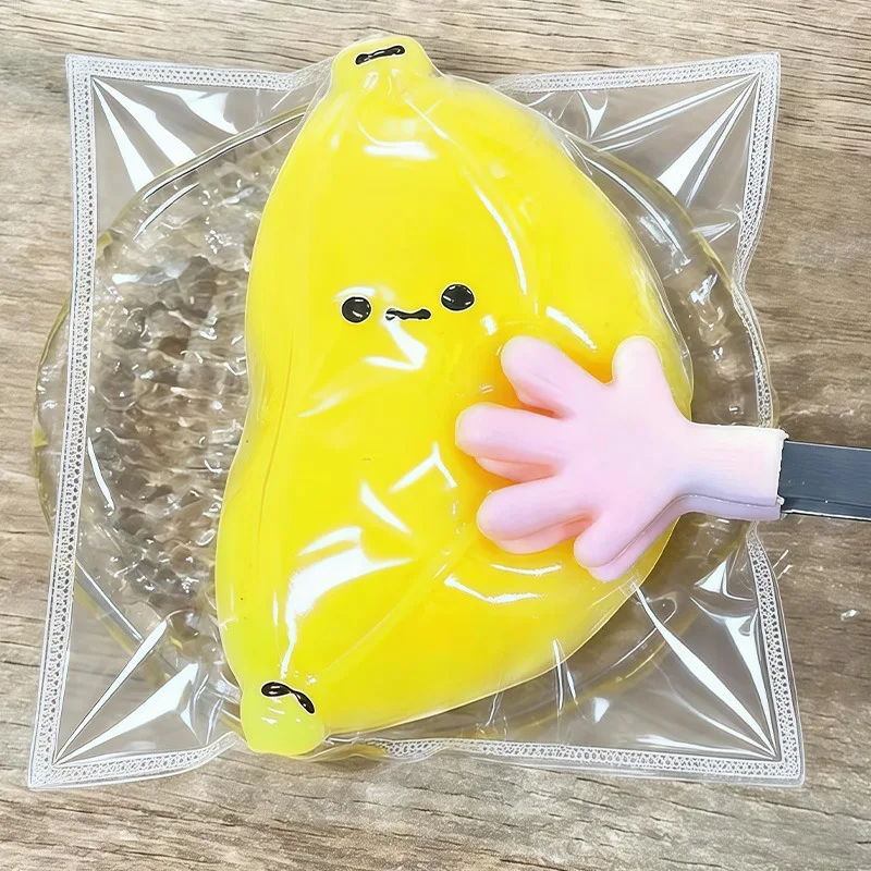 Niedliches, lächelndes Bananen-Quetschspielzeug. Seifenbananen-Kompressionsspielzeug. Langsam zurückfederndes, niedliches Stressabbauendes Spielzeug. – Detail 4