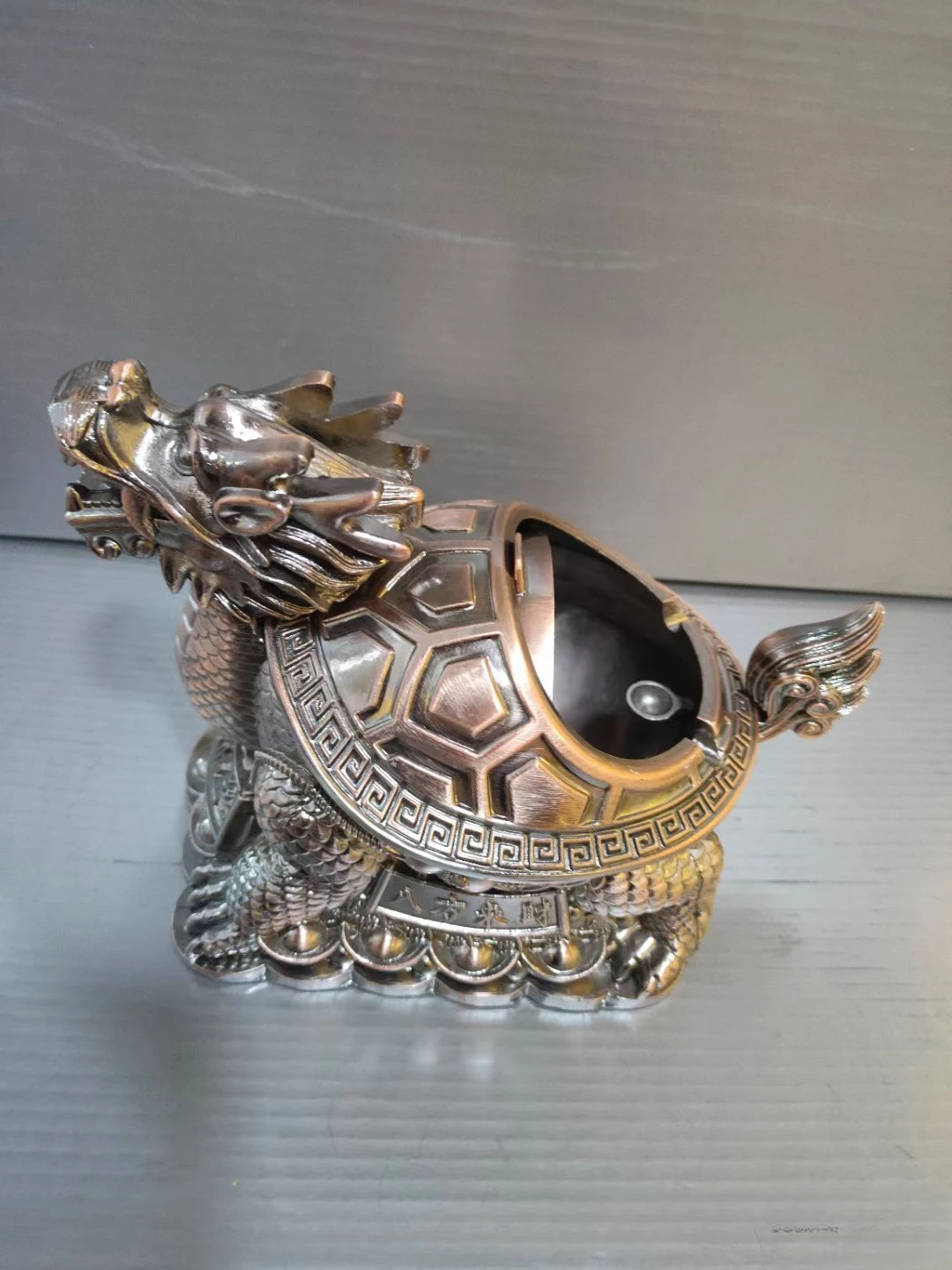 

Ashtray creative home living room with lid anti-fly ash office light luxury high-end metal ornaments