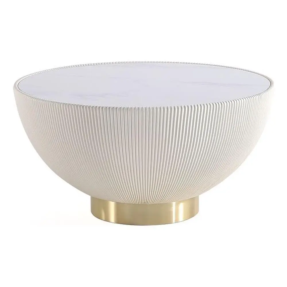 

Современный низкопрофильный круглый кофейный столик Anderson – столешница из керамического мрамора, детали из плиссированной искусственной кожи, золотое основание, полностью собранная конструкция.