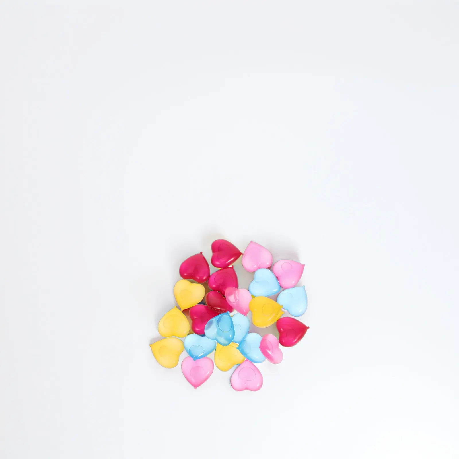 

96Pcs Reusable Plastic Ice Cubes Clear Non-Diluting Fake Ice Cubes for Drinks Lunch Bags Coolers Party Decor Table Scatter