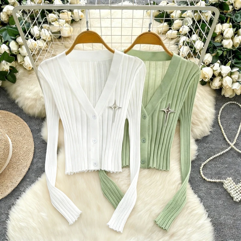 

Женский укороченный кардиган светло-зеленого цвета с V-образным вырезом, длинными рукавами, декором в виде звезд, из эластичного тонкого трикотажа в рубчик, повседневный, для осеннего многослойного образа