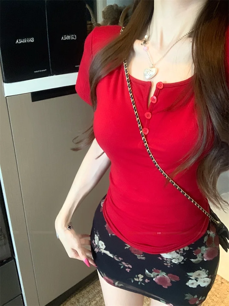 تي شيرت نسائي صيفي كوري أنيق بياقة مفتوحة، تصميم فريد وجميل للغاية، يبرز الخصر ويمنح مظهراً نحيفاً، باللون الأحمر...