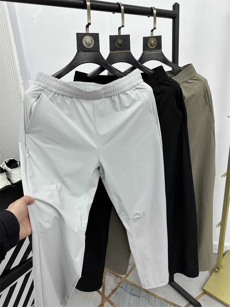 بنطلون رجالي صيفي خفيف ومرن، سريع الجفاف، مناسب للأنشطة الخارجية والاسترخاء، بتصميم عصري حضري، وسط الخصر، وقصة مستقيمة.