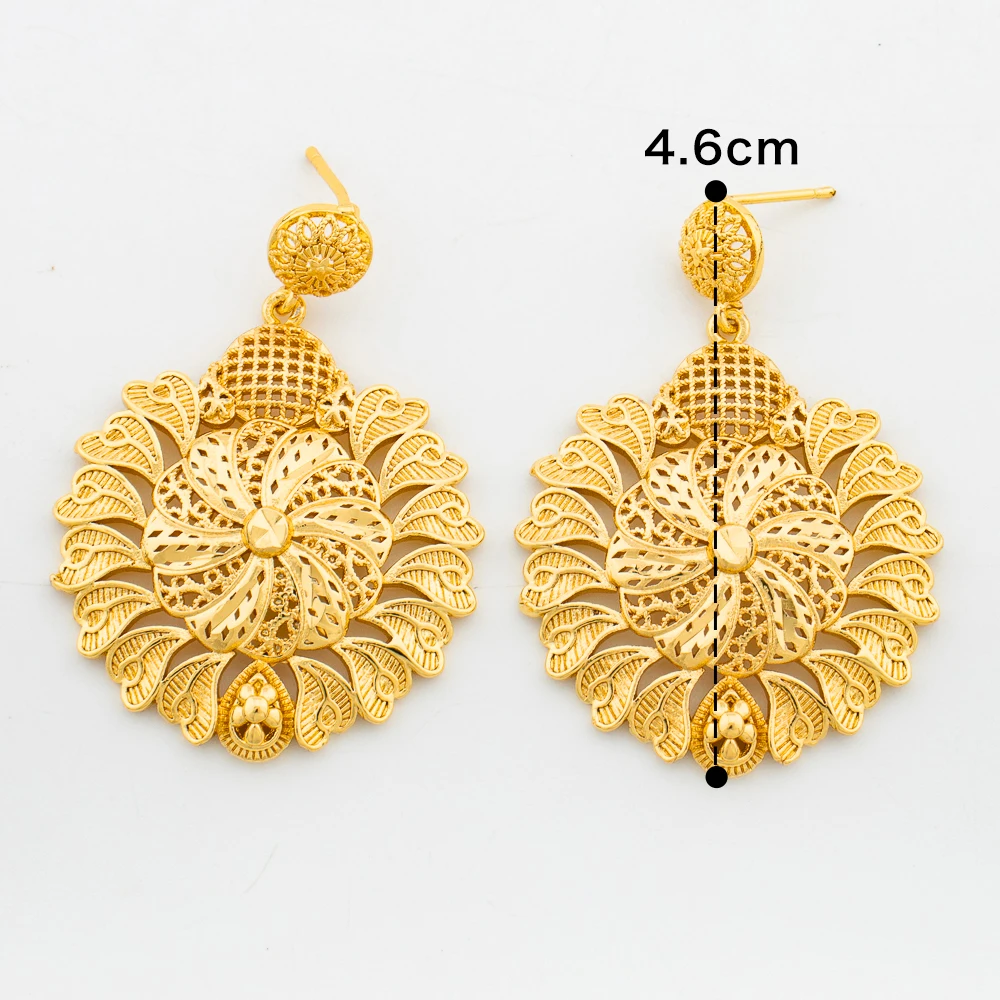 Schmuckset in italienischer Goldfarbe für Damen, bestehend aus Anhänger-Halskette und Ohrringen, im Bohème-Stil, ideal für den täglichen Gebrauch. – Detail 10