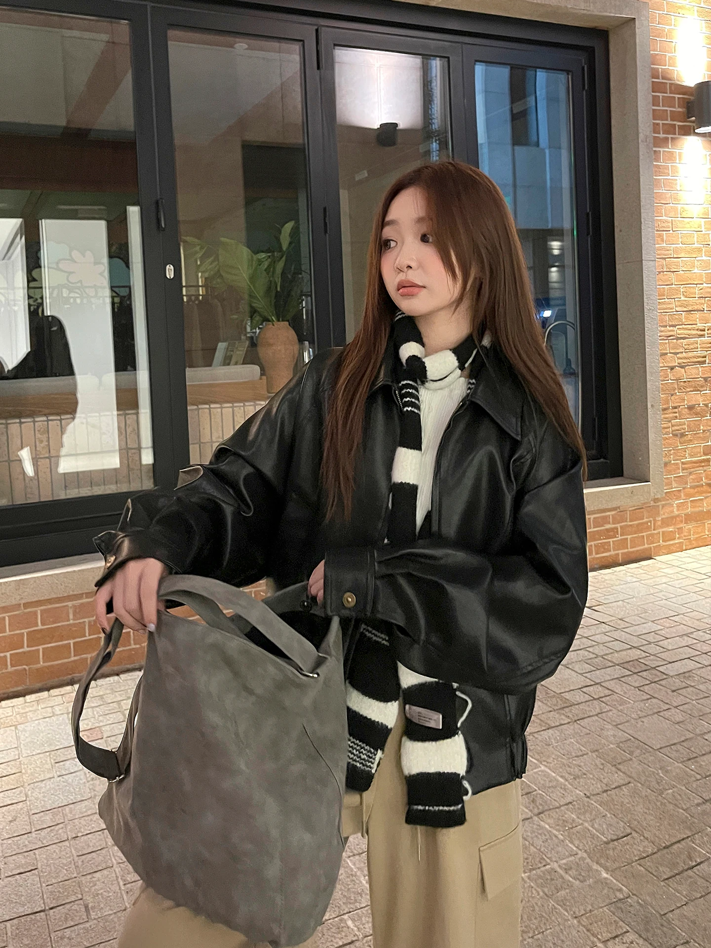 Giacca da moto da donna in pelle PU nera autunnale 2025 con colletto e design a perla, stile pendolare