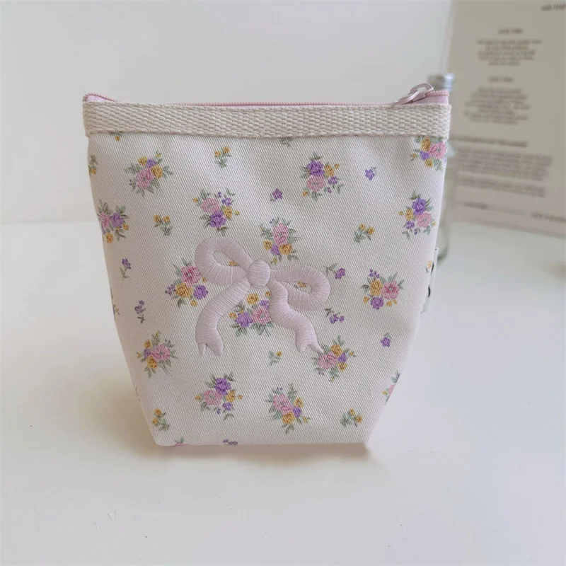 Pequeña bolsa de maquillaje con bordado Floral de algodón, organizador de artículos de tocador, estuches de almacenamiento impermeables para mujer