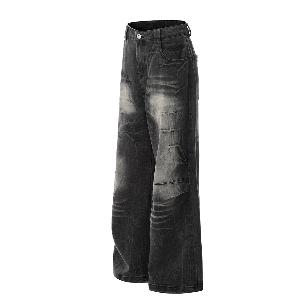 Modische, gewaschene und aufweißte, lockere, weit geschlitzte, trendige Jeans für Herren mit kontrastierenden Farben und einem Distressed-Look.