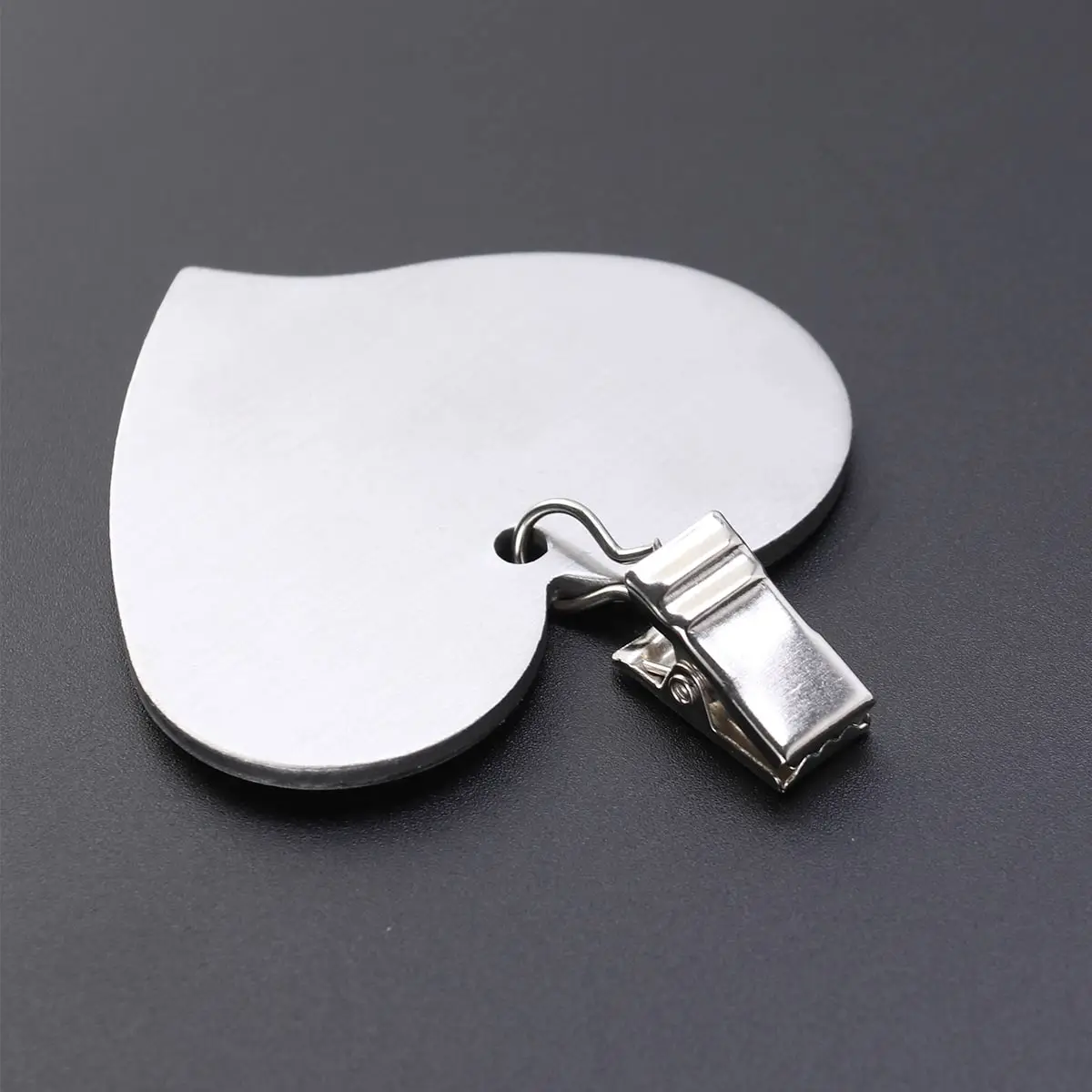 

6 Pcs Tablecloth Clips Stainless Steel Heart Shape Windproof Picnic Camping Wedding Party Buffet Dinner Cloth Holders Skirt