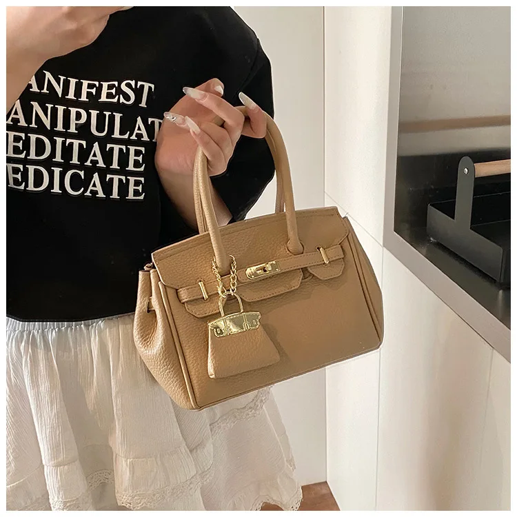 

Весенняя сумка через плечо во французском стиле — просторная ручная сумка с регулируемым ремешком, через плечо и многосторонним кошельком на одно плечо