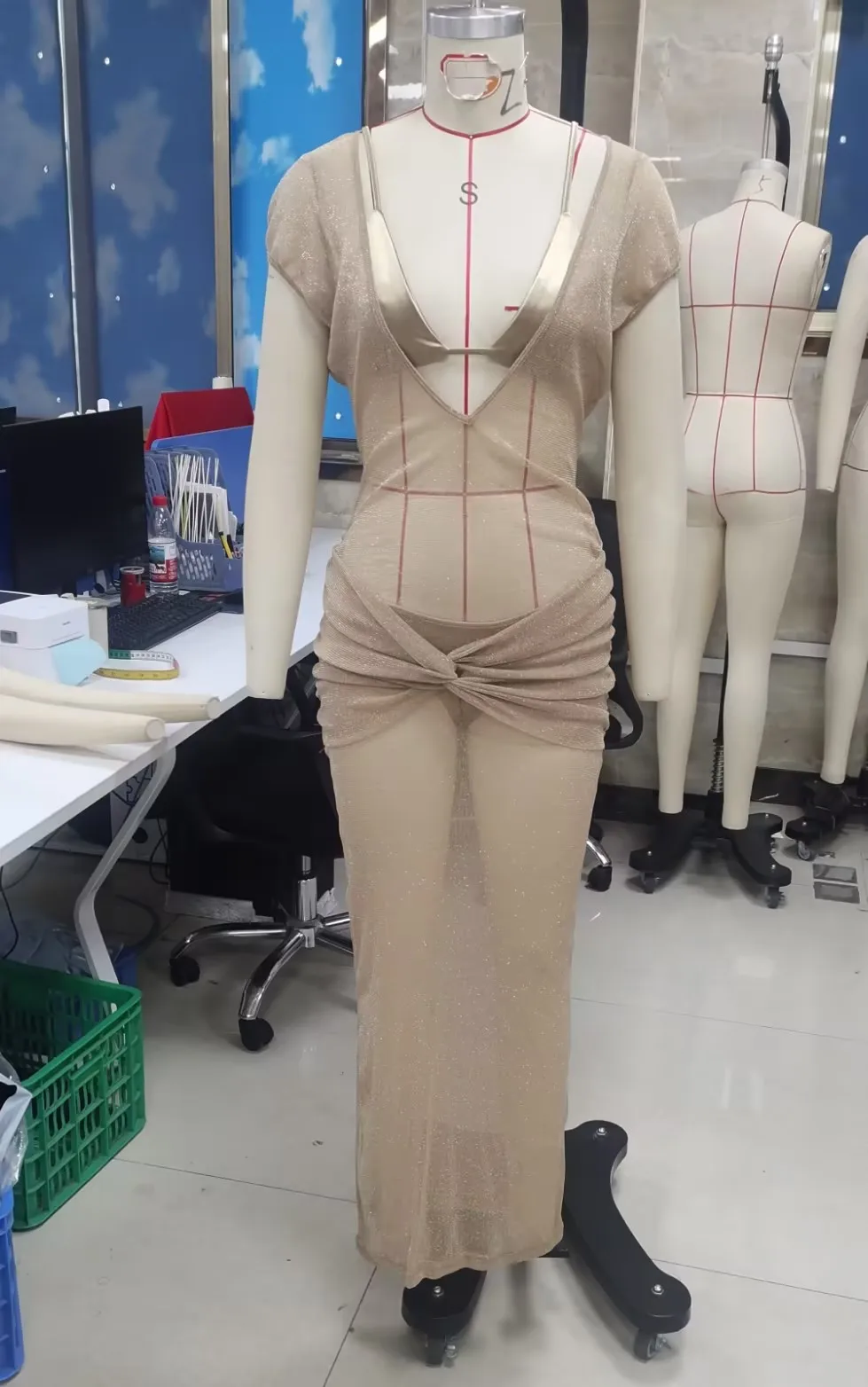 

Летний сексуальный женский комплект из 3 предметов: платье с коротким рукавом и V-образным вырезом, прозрачное блестящее платье, золотой бюстгальтер, стринги на завязках, экзотический комплект 2026