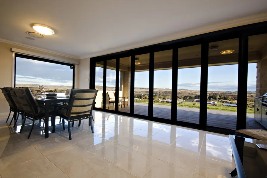 Porta pieghevole resistente Doppi vetri Porte moderne in alluminio per balcone domestico Porta bifold a risparmio energetico per la decorazione domestica