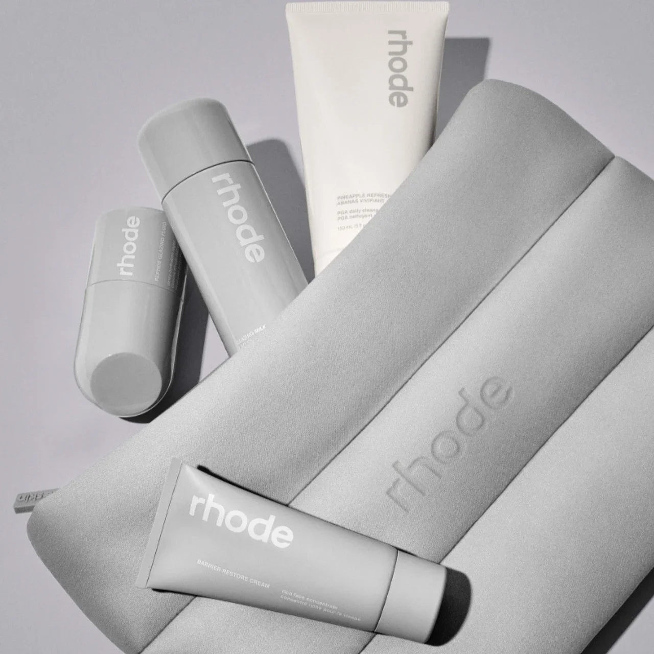 عناصر العناية بالمكياج ذات العلامة التجارية الصيفية، كريم وجه مرطب، مجموعة مستديرة، حقيبة تخزين، أحمر الخدود، قلم تحديد الشفاه، ملصق الفراولة