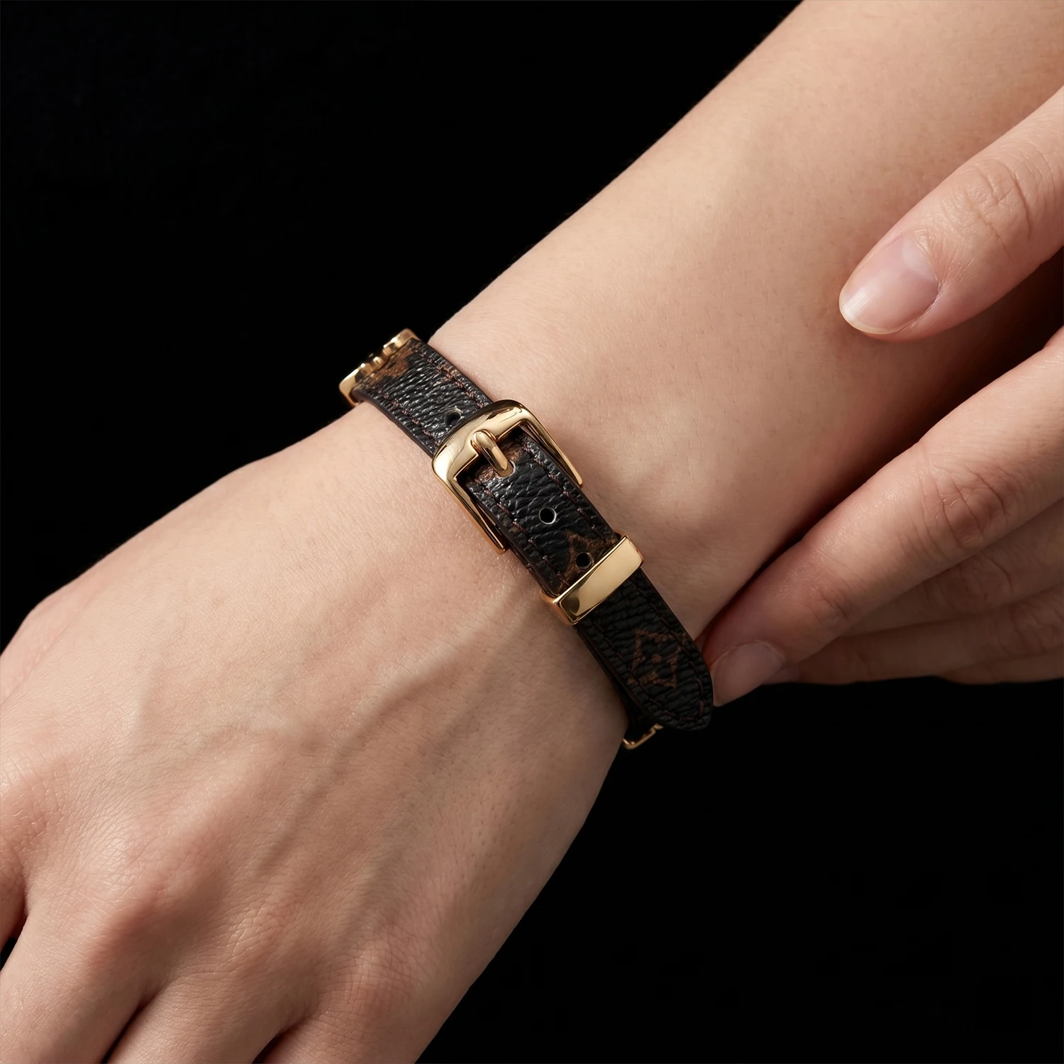 1. Damen-Armband, mehrfarbig, gestreift, schmal, mit glatter, glänzender Oberfläche, elegantes Handgelenksaccessoire für Dates und Abendveranstaltungen. – Detail 6
