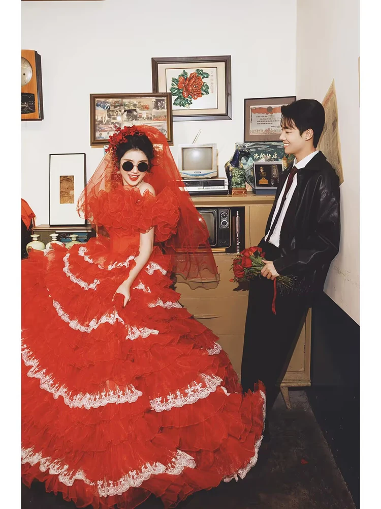 

Romantic Wedding Dress Photoshoot Studio Couple Hong Kong Style Vintage 8090s Marriage Dress Costume Ladies Fashion