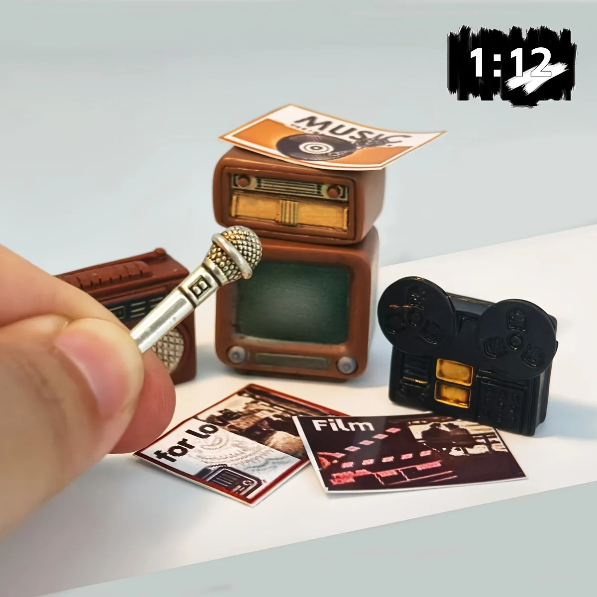 8-teiliges Retro-Miniatur-Audio-Video-Set, Projektor, Fernseher, DVD, Radio mit Mikrofon, Vintage-Puppenhaus-Filmszenen-Dekor, Sammlerstück-Geschenk – Detail 3