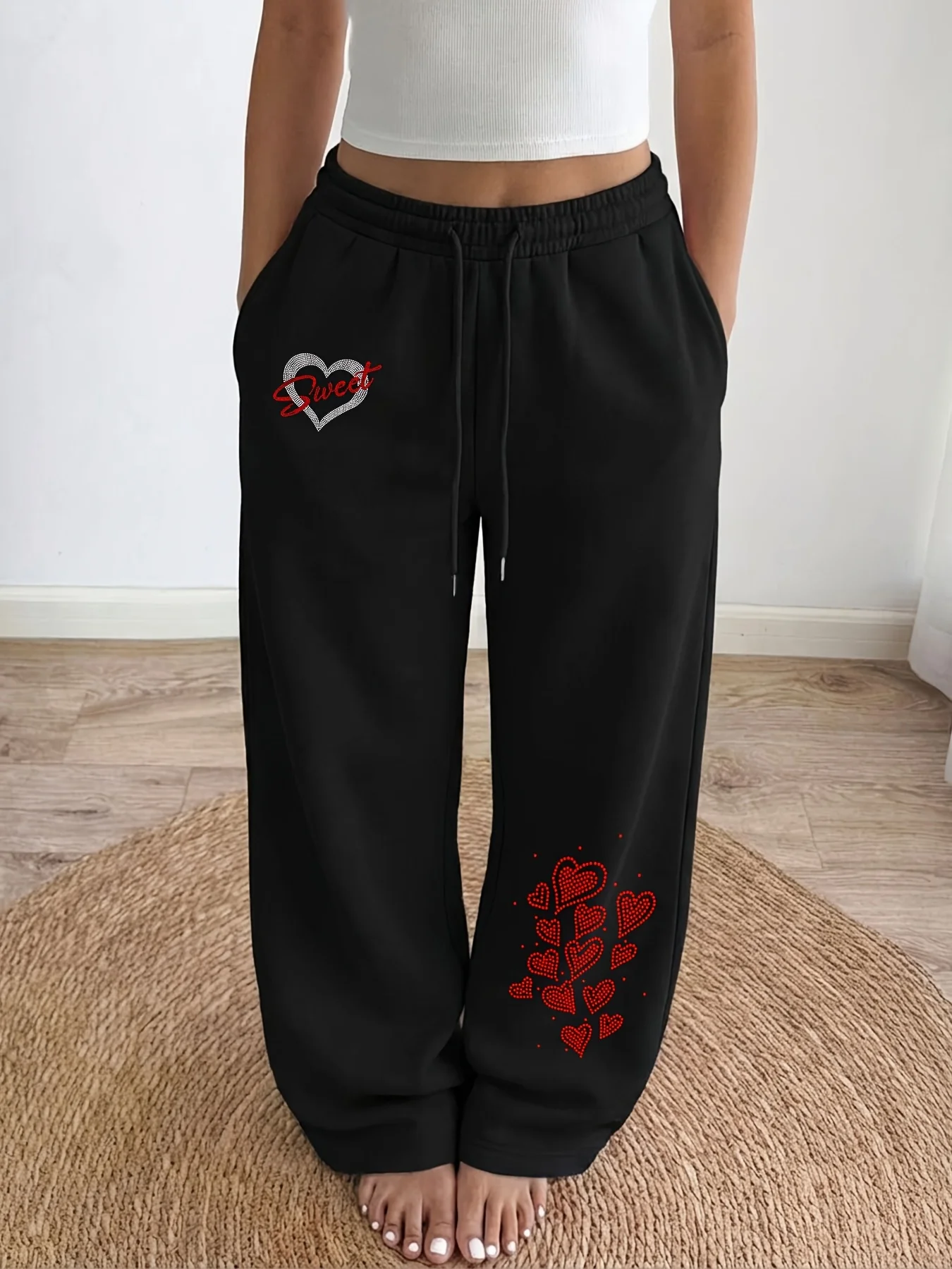 

Новые женские брюки больших размеров с принтом в виде сердечек, флисовые спортивные брюки с эластичной резинкой на талии, модные и универсальные.