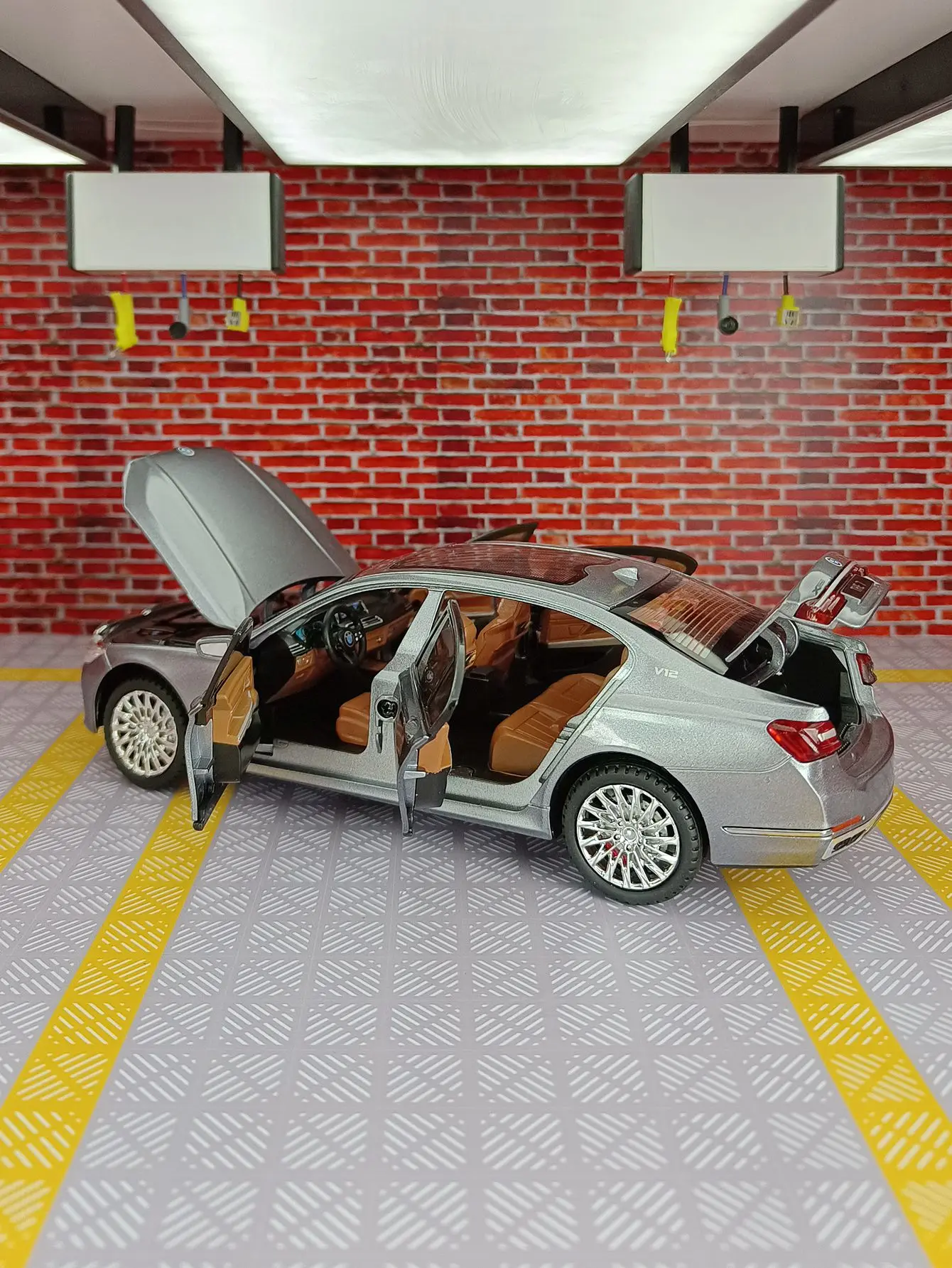 1:24 760Li-Legierung von Limousinen-Modelltüren und die vordere Haube und die Kofferraumtür kann geöffnet werden, hat simulierte Ton- und Beleuchtungsfunktionen