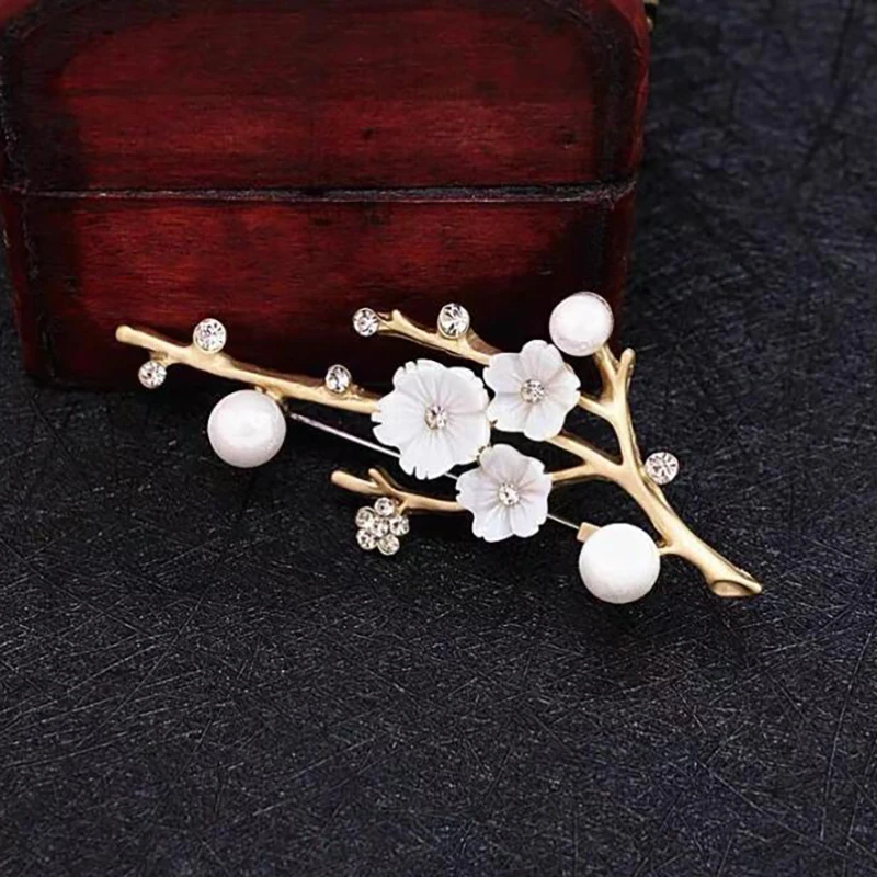 Plum Blossom Snow Shell Brooch Pearl Temperament Corsage Versatile Coat Suit Accessories