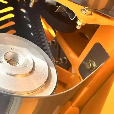 Robot per tagliare il prato strisciante con telecomando intelligente personalizzato, adatto per attività di taglio del prato nelle fattorie e giardini