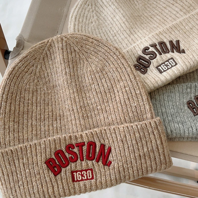 หมวกบีนนี่ปักลายตัวอักษรสีทึบสำหรับเด็กหมวกแบบสวมหัวเด็กหญิงเด็กชายขนสัตว์อบอุ่นสำหรับฤดูใบไม้ร่วงและฤดูหนาว