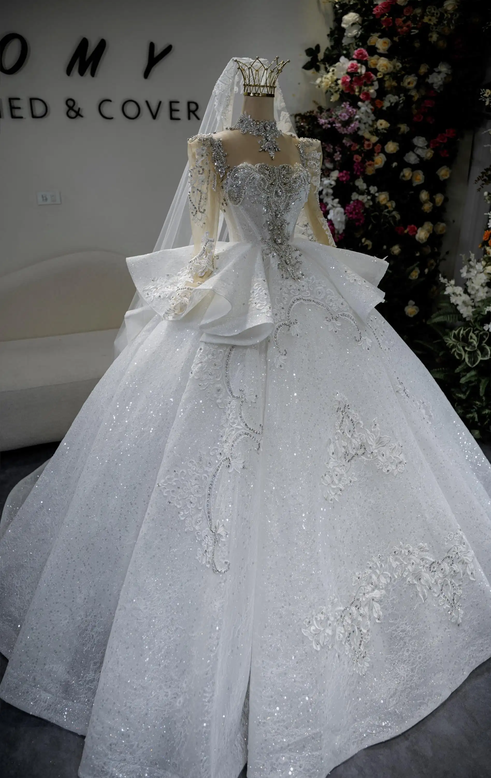 Customized Luxury High Collar Princess Ball Dress Crystal Beaded Long Sleeve Wedding Dress Sparkling Ruffle Skirt Bride Dress
