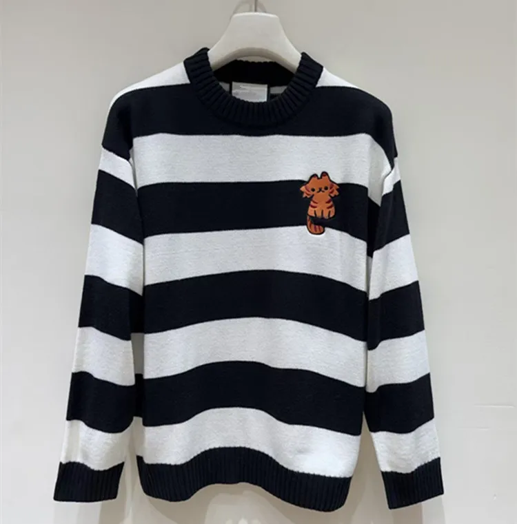 

Индивидуальная новая мужская одежда в Европе и Америке на зиму 2025 года. Вязаный свитер с длинными рукавами и круглым вырезом в полоску.