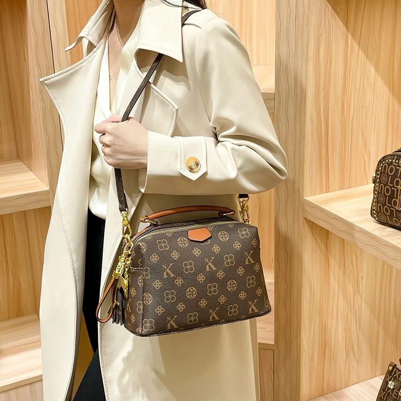 Women's handbag 2026 season new fashionable niche design, single shoulder crossbody bag, high-end pillow bag, versatile for dail