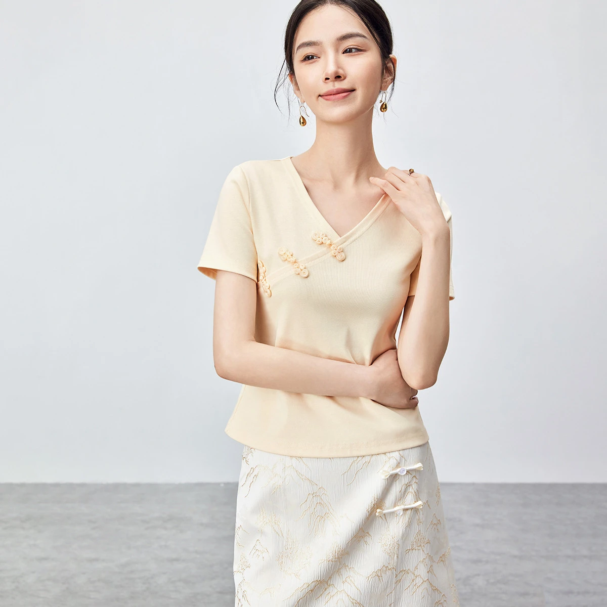 

SENTUBILA Women V Neck Slim Fit Top 2026 Summer New Chinese Style Frog Buttons Fashion Versatile Short Sleeve Tee 152T58899X