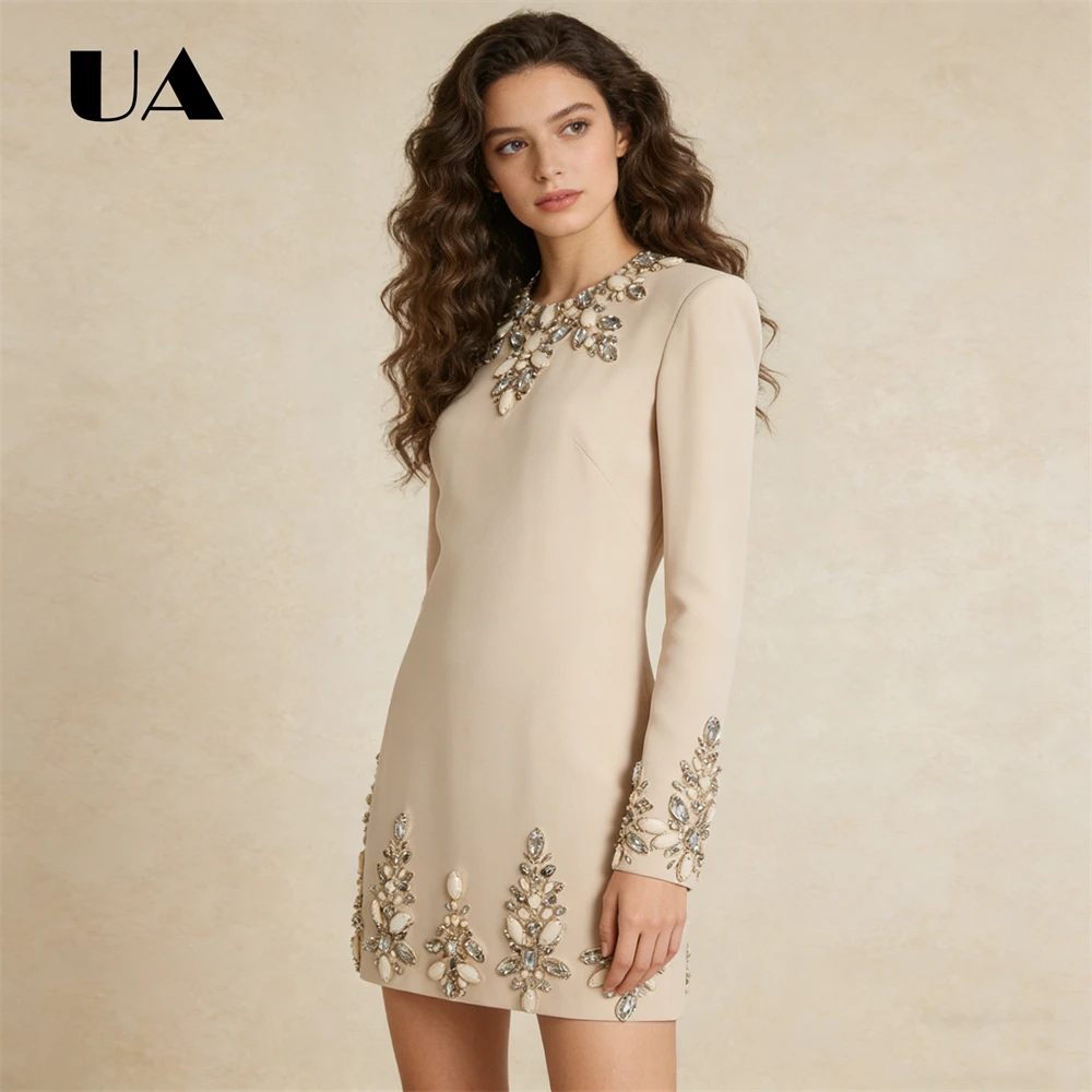 Mini abito beige a maniche lunghe da donna con girocollo in cristallo e eleganti dettagli ricamati Abiti da sera per cocktail party