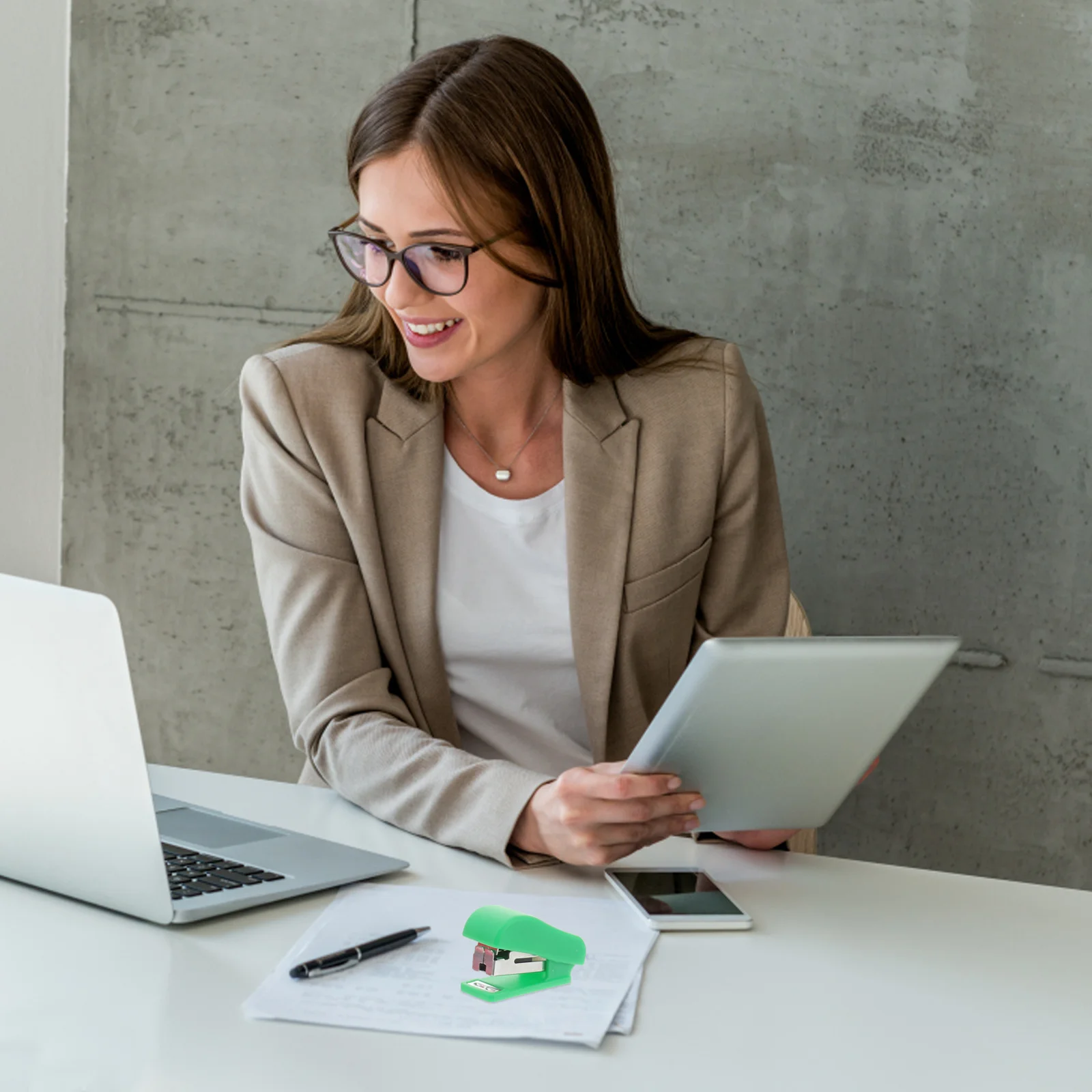 

4Pcs Cartoon Mini Portable Desk Stapler Compact Lightweight Office School Handheld Stapler Random Color Decoration